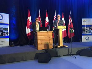 L'Ombudsman de l'Ontario Paul Dubé donnant un discours