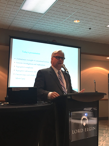 L'Ombudsman Paul Dubé présentant un mémoire à l'atelier correctionnel du Forum canadien des ombudsmans à Ottawa.