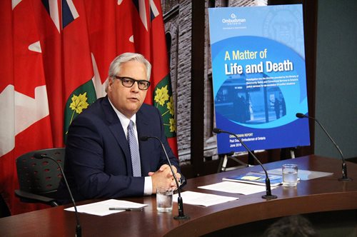 L'Ombudsman de l'Ontario Paul Dubé lors d'une conférence de presse pour la publication du rapport "Une question de vie ou de mort"