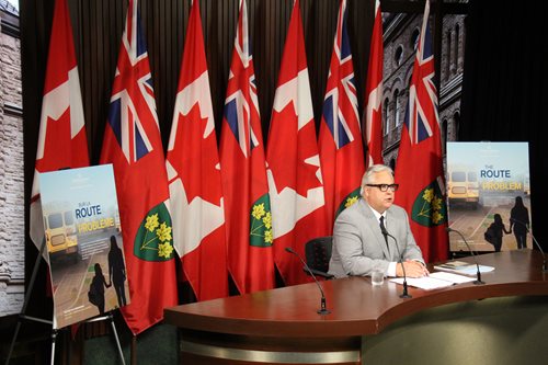 Photo de l'Ombudsman lors de la conférence de presse du rapport Sur la route du problème