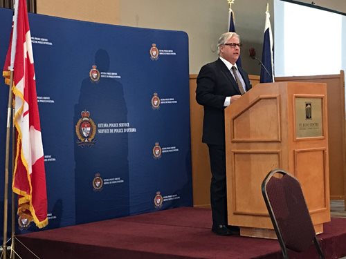 L'Ombudsman Paul Dubé pendant son discours au Collège de police de l'Ontario.