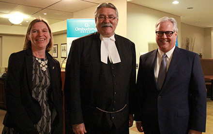 De gauche à droite : L'Ombudsman adjointe, Barbara Finlay, le Président de l'Assemblée législative, Dave Levac, et l'Ombudsman de l'Ontario, Paul Dubé, lors d'une séance d'information avec les députés provinciaux à Queen's Park