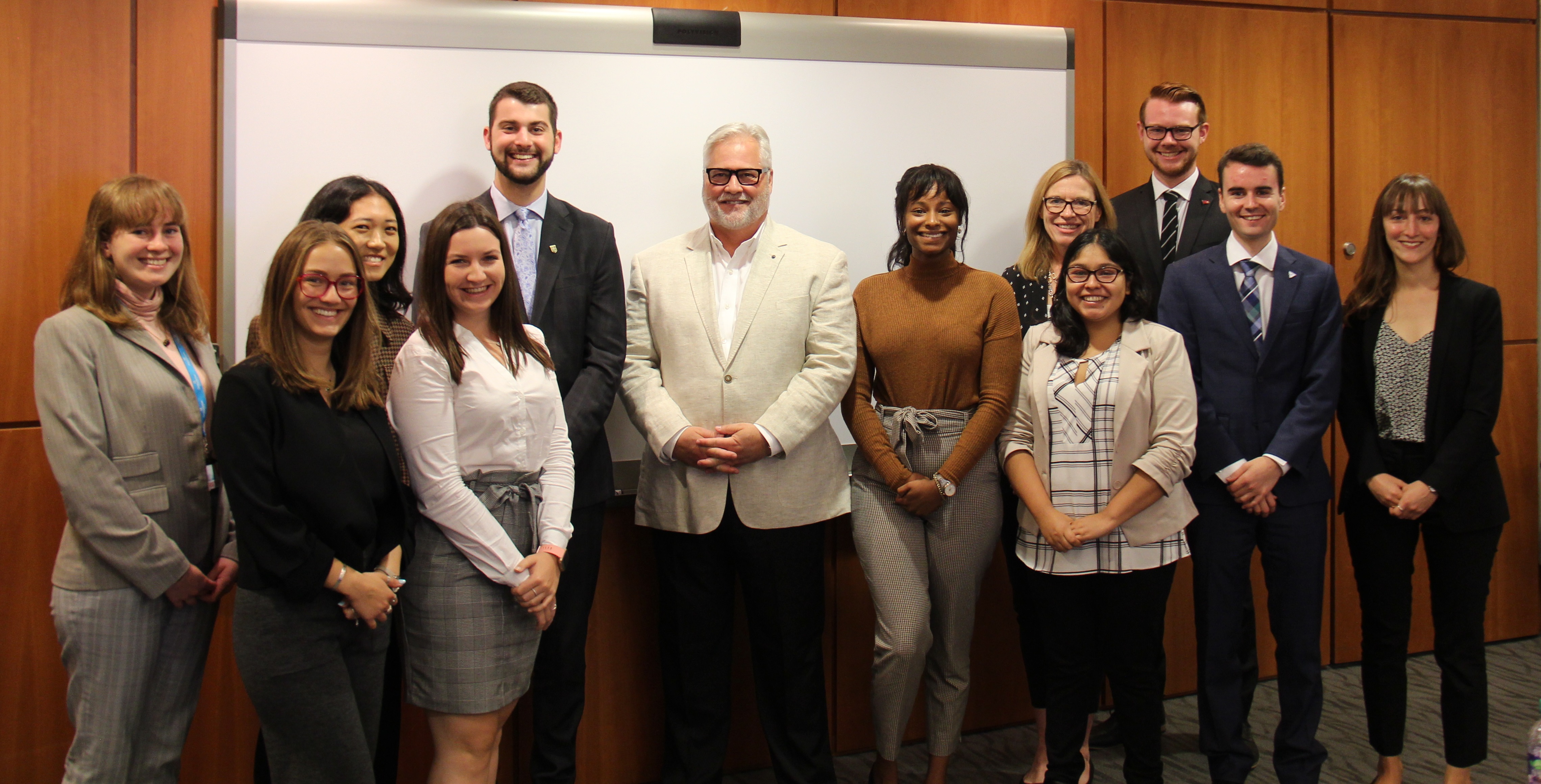 photoB.jpg L’Ombudsman Paul Dubé accueille des membres du Programme de stages à l’Assemblée législative de l’Ontario 2019, à notre Bureau.