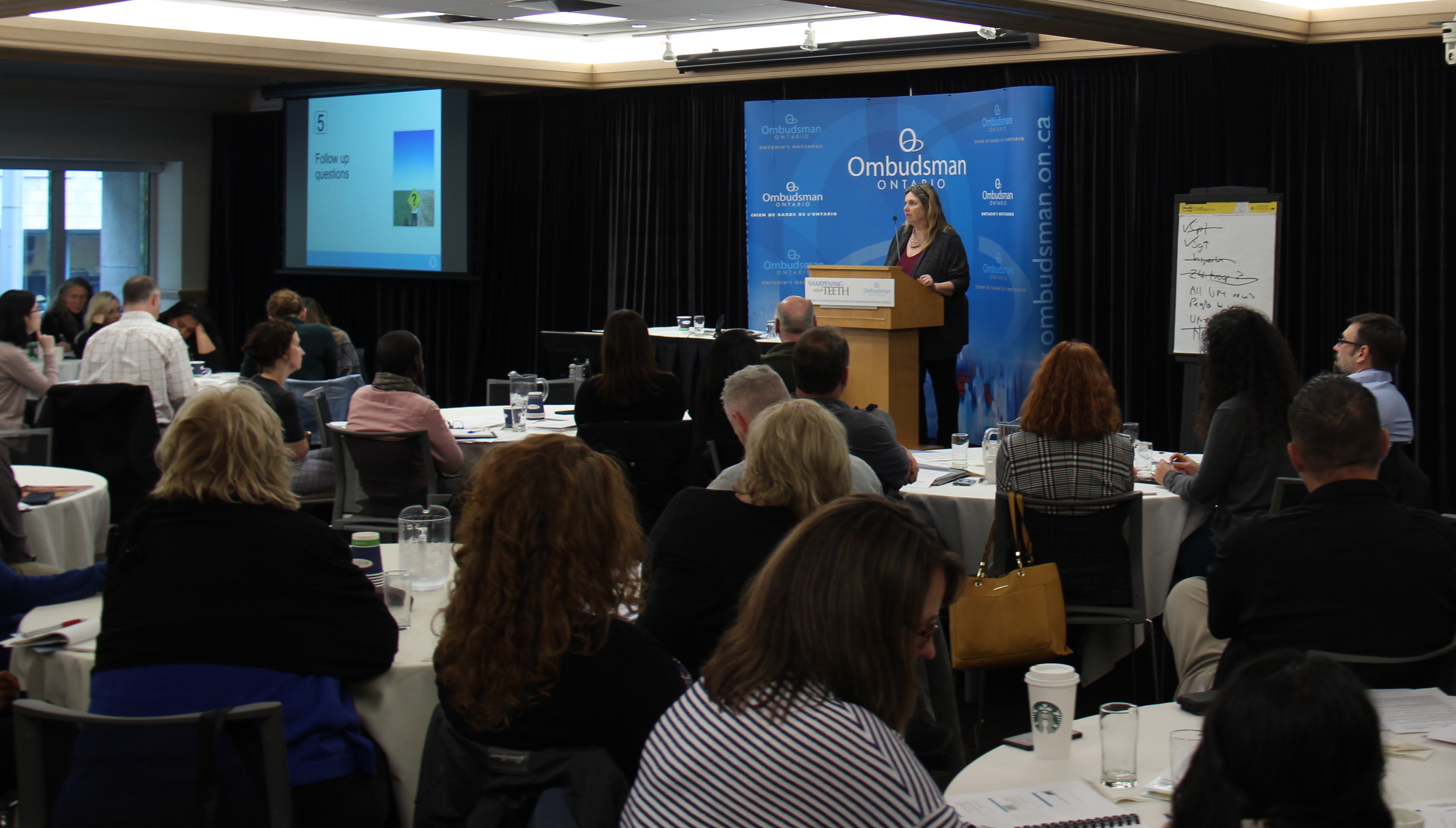 photoP.jpg Laura Pettigrew, avocate générale, dirige une formation aux entrevues et à la rédaction des rapports lors de notre cours annuel de formation pour les ombudsmen et les chiens de garde de l’administration, « Sharpening Your Teeth », à Toronto.