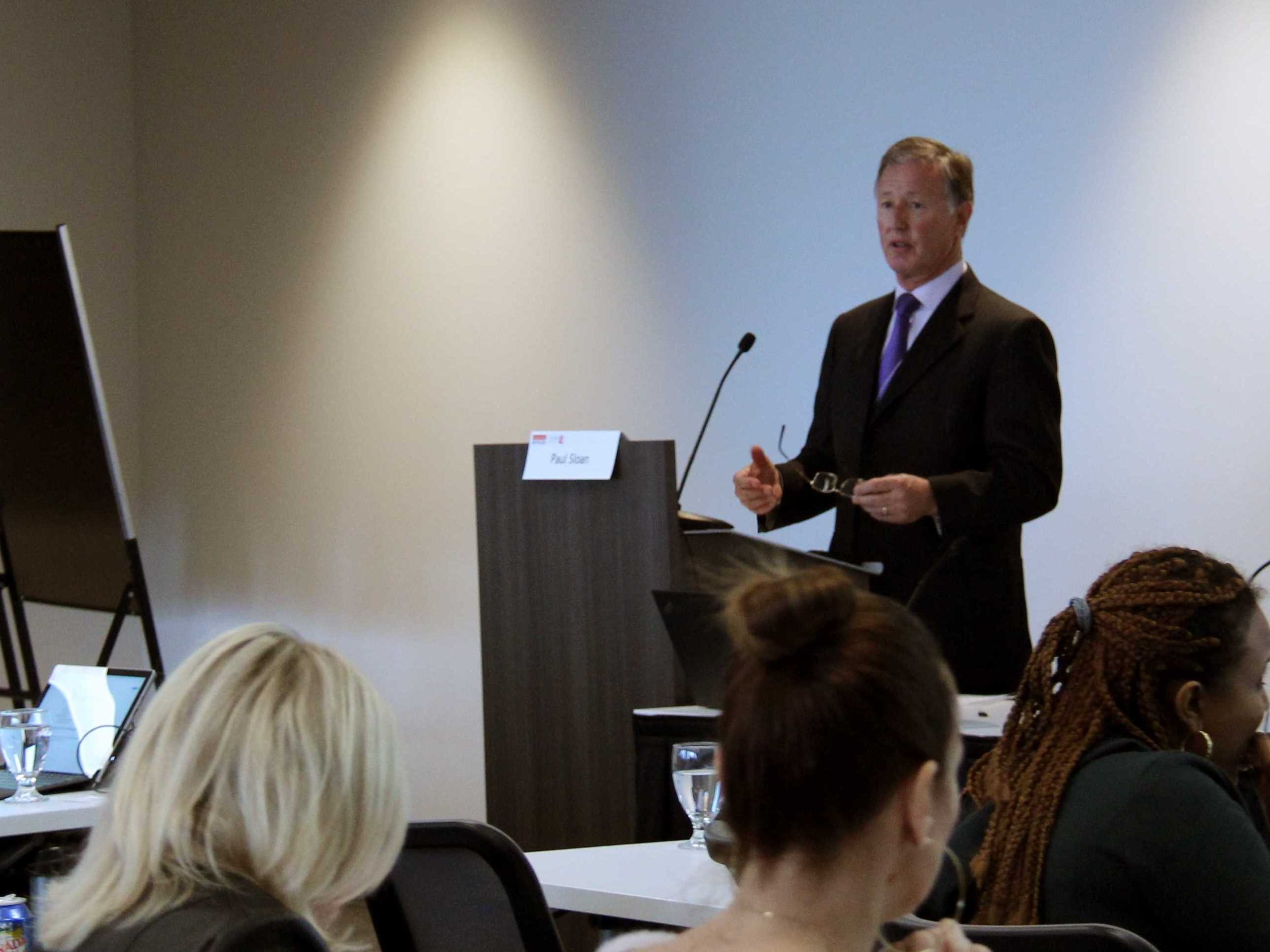 photoQ.jpg Paul Sloan, Gestionnaire du Règlement préventif, s’adresse à la conférence annuelle d’Osgoode Professional Development, sur le thème « Advanced Issues in Special Education Law », à Toronto.