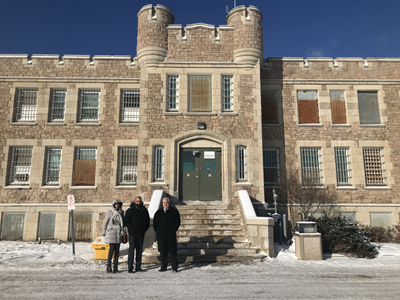 L’Ombudsman Paul Dubé et des enquêteurs visitent la prison de Thunder Bay pour rencontrer des responsables des services correctionnels et des prisonniers, et pour observer en personne les conditions de vie.