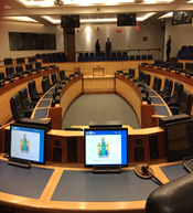 Deuxième de deux vues de la salle du conseil régional de Niagara, face au bureau du président et depuis le bureau du président.