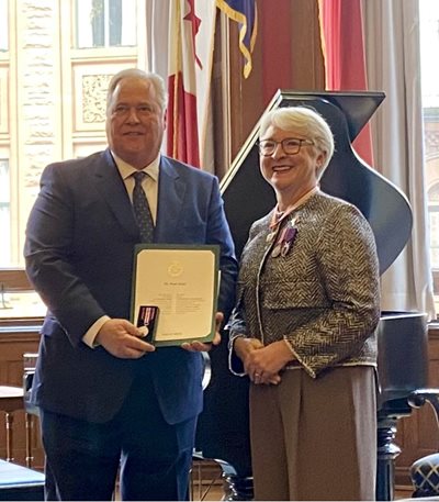 Ombudsman Paul Dubé accepts the King Charles Coronation Medal from Her Honour, Lieutenant Governor Edith Dumont