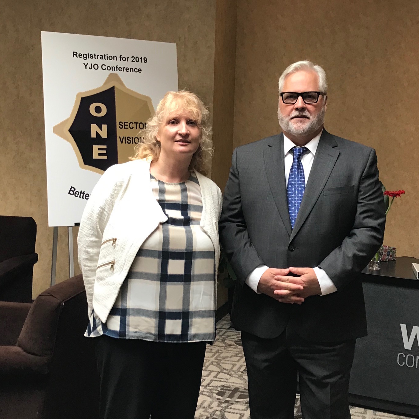 photoJ.jpg L’Ombudsman Paul Dubé et la Directrice de l’Unité des enfants et des jeunes Diana Cooke assistent à la conférence annuelle 2019 de Justice jeunesse Ontario, à Niagara-onthe-Lake.