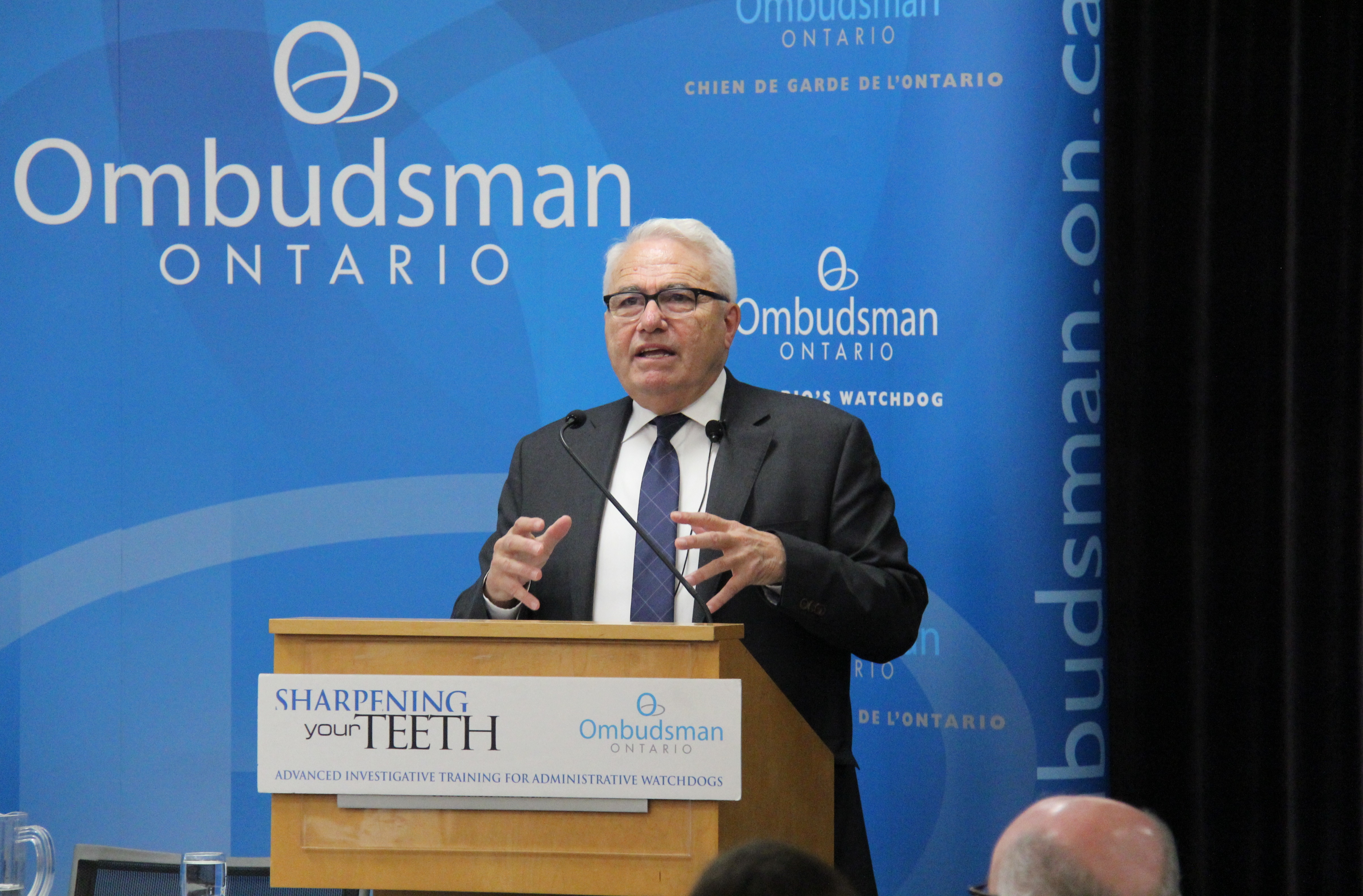 photoF.jpg Raymond Théberge, Commissaire aux langues officielles du Canada, s’adresse aux participants de notre cours annuel de formation pour les ombudsmen et les chiens de garde de l’administration, « Sharpening Your Teeth », à Toronto.