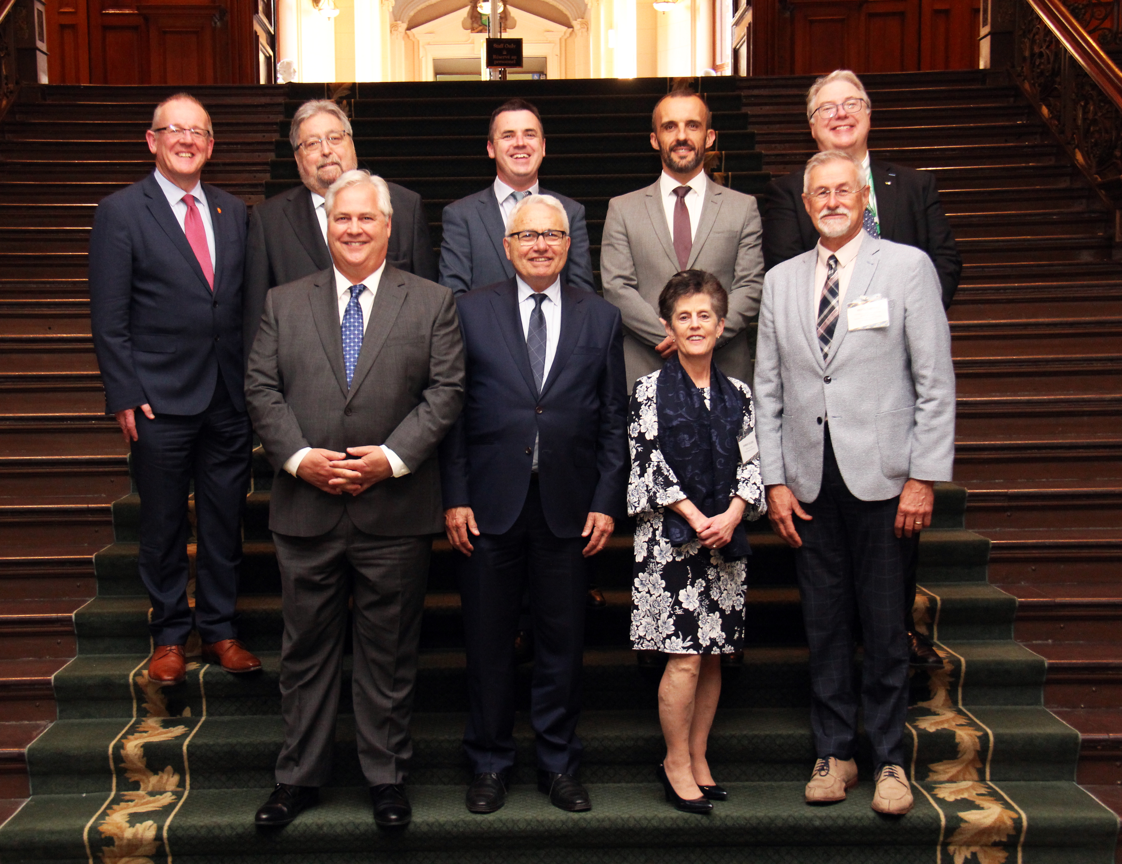 L’Ombudsman Paul Dubé et ses collègues de l’Association internationale des commissaires linguistiques (dont la conférence annuelle a été accueillie par notre Bureau), à Queen’s Park.