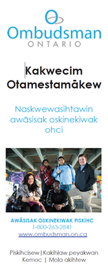 Brochure Moose-Cree intitulée "Demandez à l'Ombudsman. Réponses pour les enfants et les jeunes pris-e-s en charge." accompagnée des coordonnées de l'unité des enfants et des jeunes et d'une photo d'un groupe d'adolescents