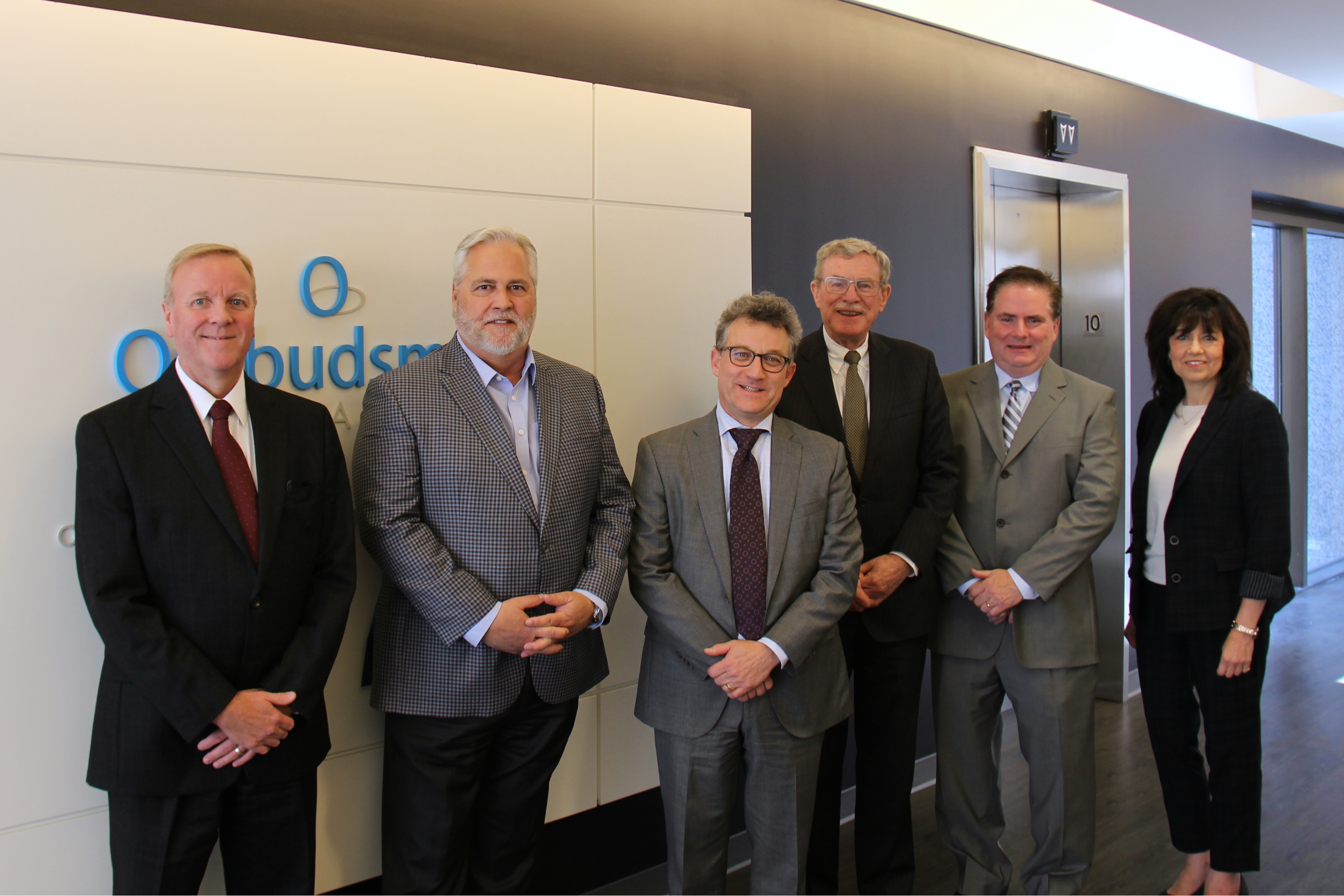 photoG.jpg L’Ombudsman Paul Dubé rencontre des collègues qui sont comme lui Officiers de l’Assemblée législative de l’Ontario, à notre Bureau. De gauche à droite : Todd Decker, Greffier de l’Assemblée législative; l’Ombudsman Dubé; Peter Weltman, Directeur de la responsabilité financière; David Wake, Commissaire à l’intégrité; Greg Essensa, Directeur général des élections; Bonnie Lysyk, Vérificatrice générale.