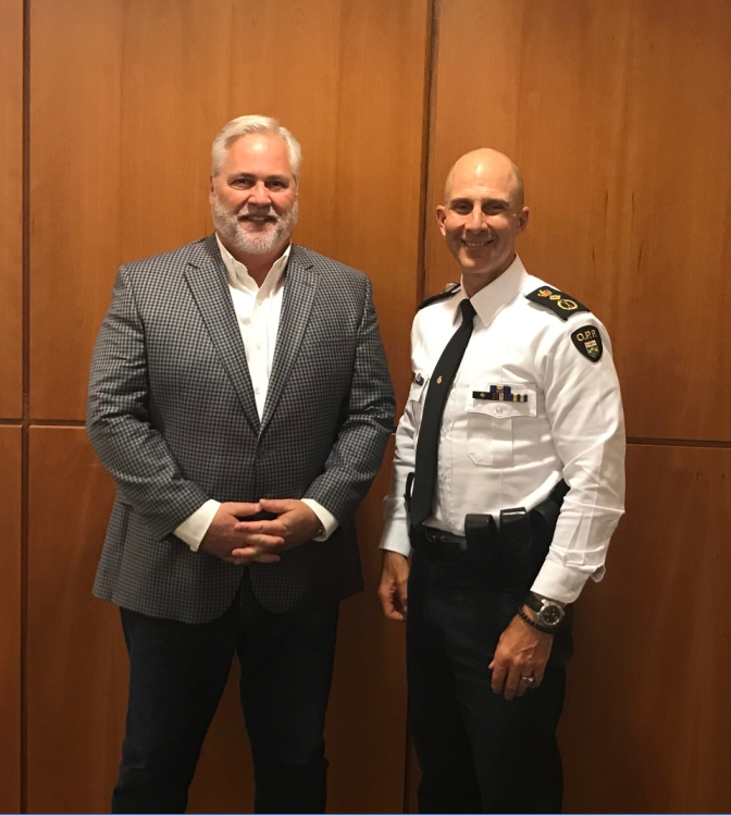 Ombudsman Paul Dubé meets with Thomas Carrique, Ontario Provincial Police Commissioner, at our Office.