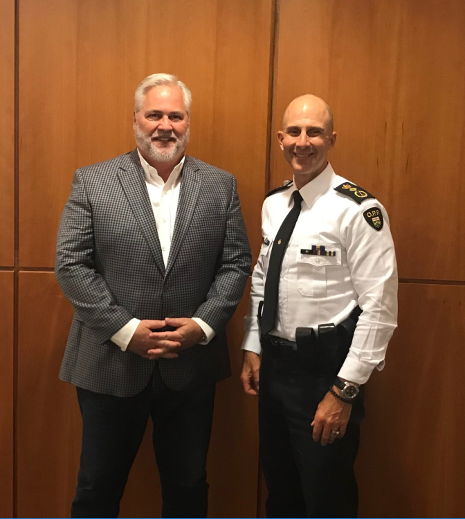 photoS.jpg L’Ombudsman Paul Dubé rencontre Thomas Carrique, Commissaire de la Police provinciale de l’Ontario, à notre Bureau.
