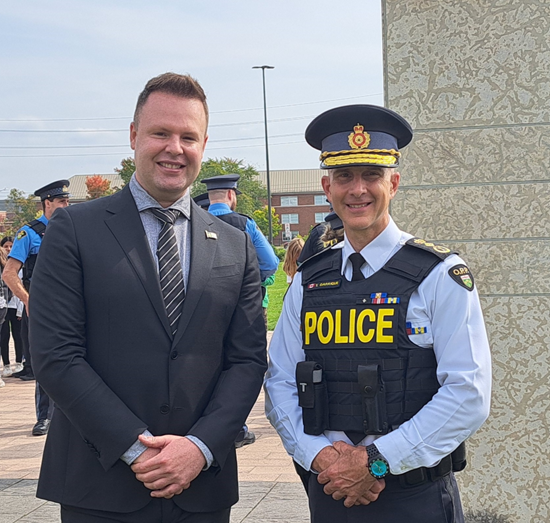 Le 26 septembre 2023 : Le Commissaire de la Police provinciale de l’Ontario (PPO), Thomas Carrique (à droite), accueille le Commissaire par intérim Carl Bouchard lors du lever du drapeau franco-ontarien, à l’occasion du Jour des Franco-ontariens et des Franco-ontariennes, au siège social de la PPO, à Orillia.