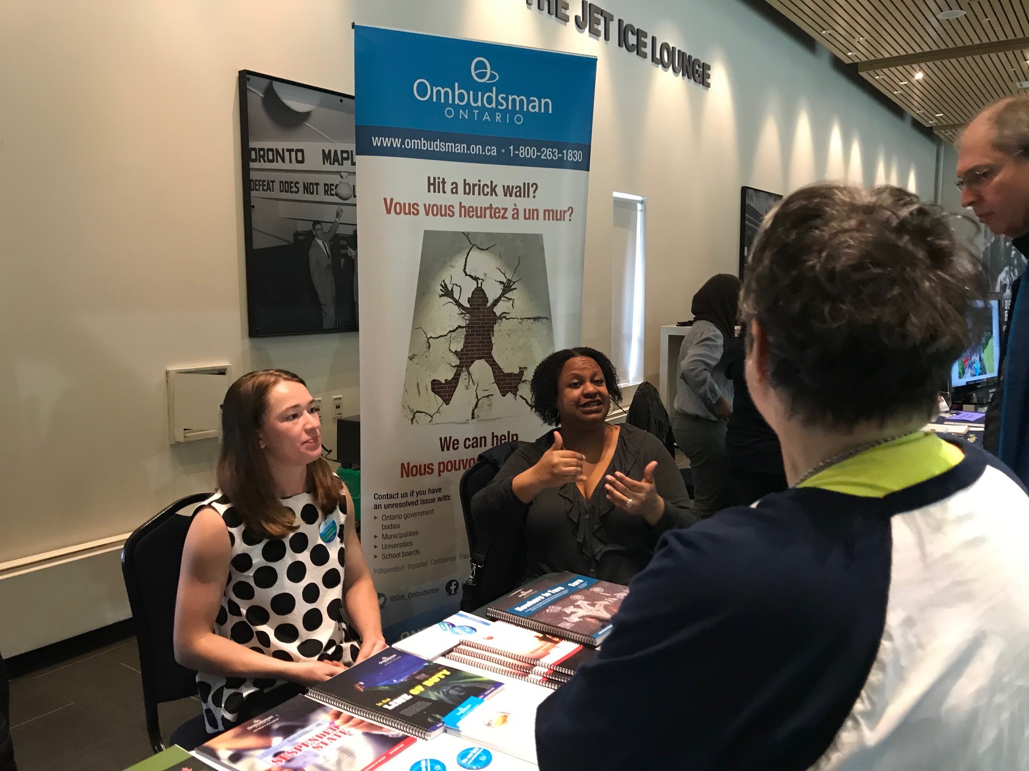 Le personnel de l’Ombudsman et des interprètes d’ASL lors de Mayfest 2019, à Toronto.