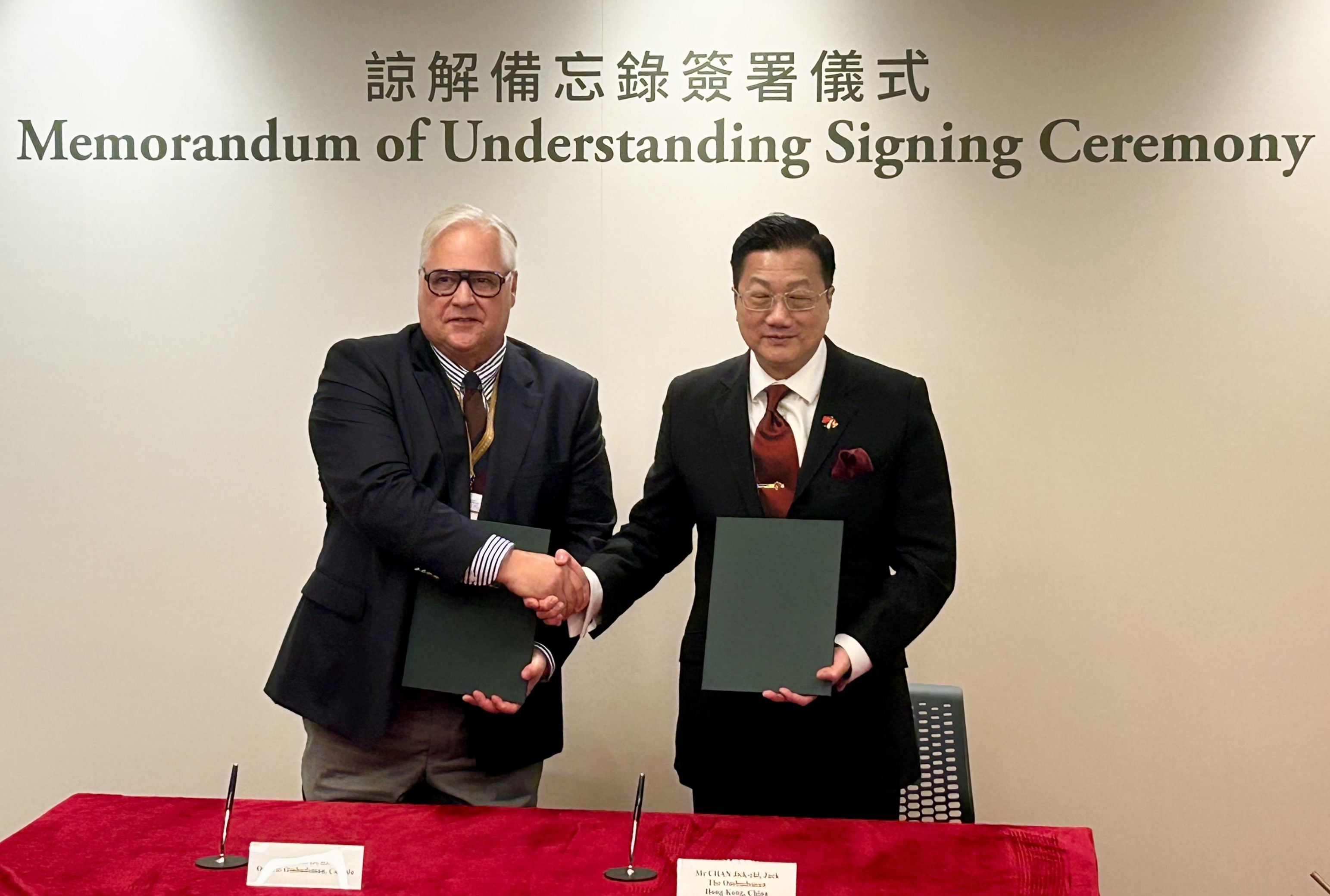 Ombudsman signing memoranda of understanding with ombudsman colleagues from Hong Kong