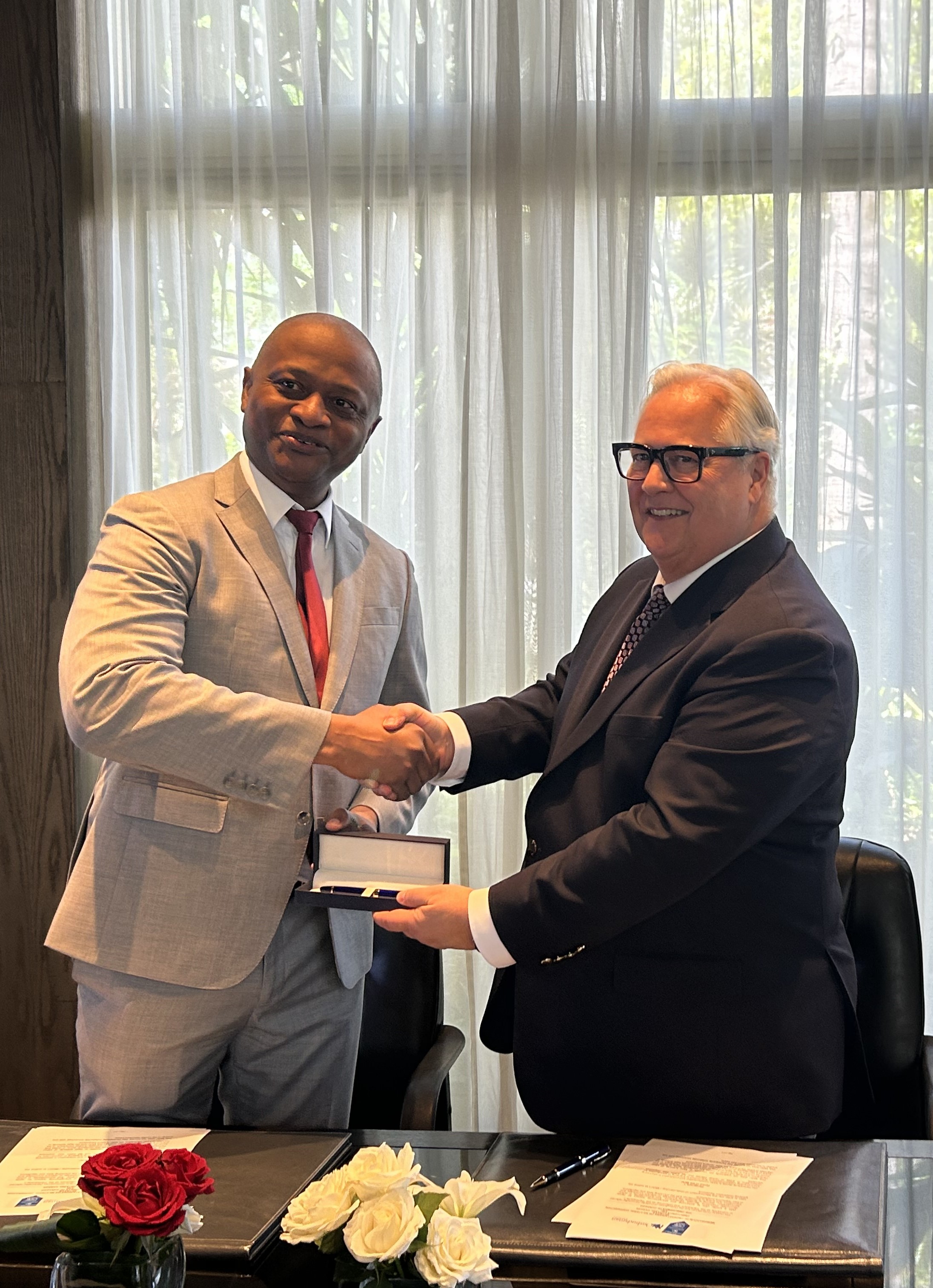 Ombudsman signing memoranda of understanding with ombudsman colleagues from Curaçao