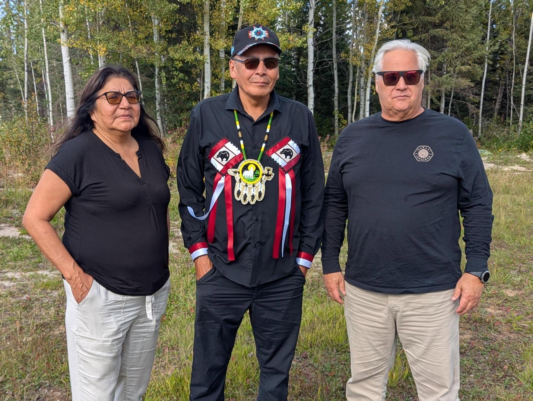Ombudsman with Neskantaga Chief Gary Quisess (centre), and Anna Betty Achneepineskum, Nishnawbe Aski Nation Deputy Grand Chief (left)