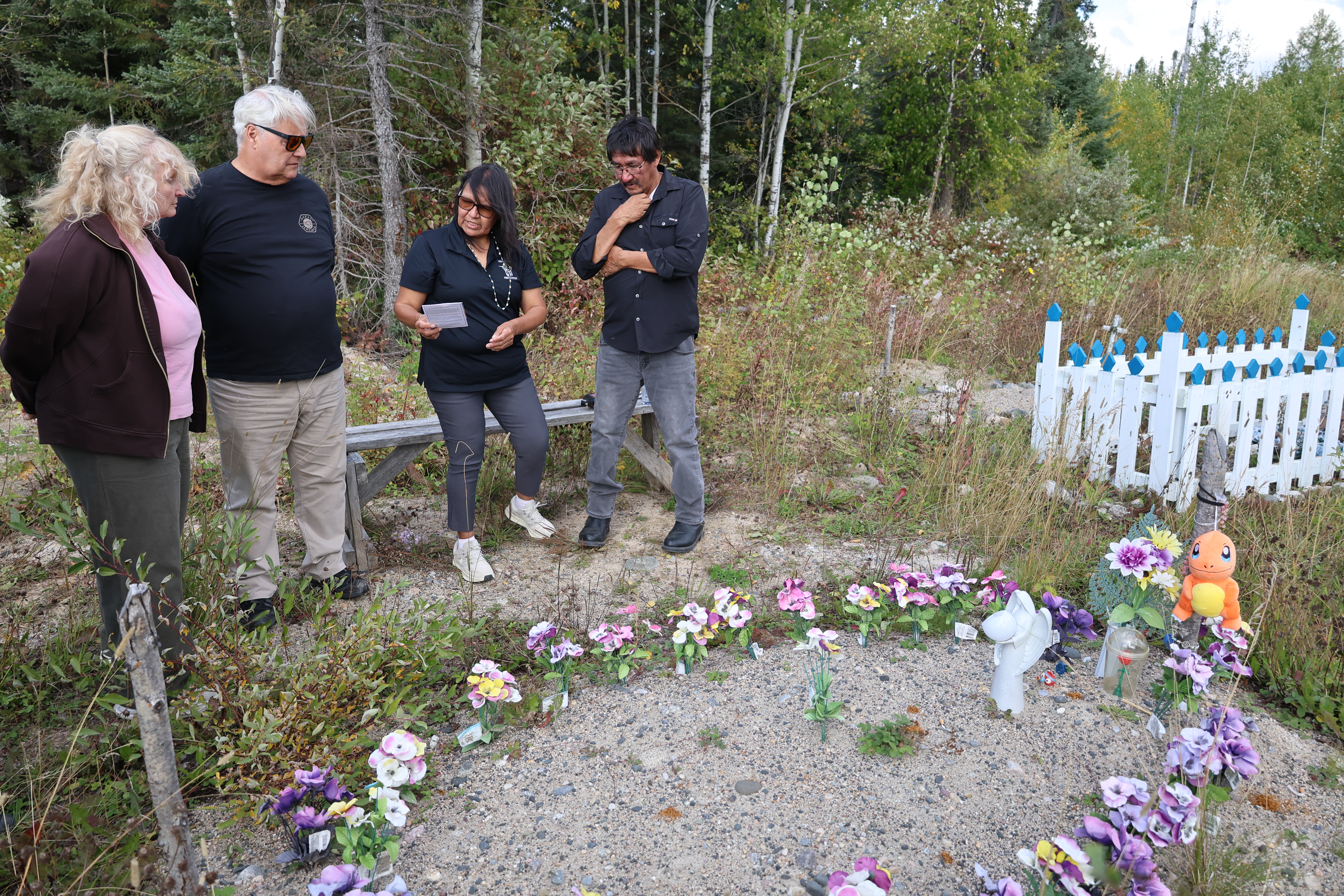 Visit to the grave of a Neskantaga First Nation child with Ombudsman Children and Youth Unit Director Diana Cooke (left)