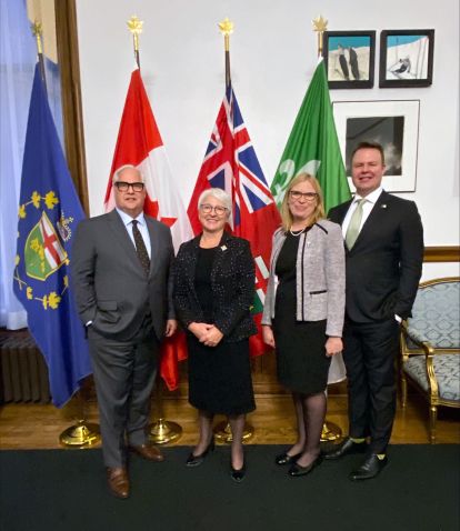 LG avec l'Ombudsman, l'Ombudsman adjointe et le Commissaire au services en français