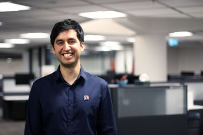 Image d'un membre du personnel souriant dans un bureau