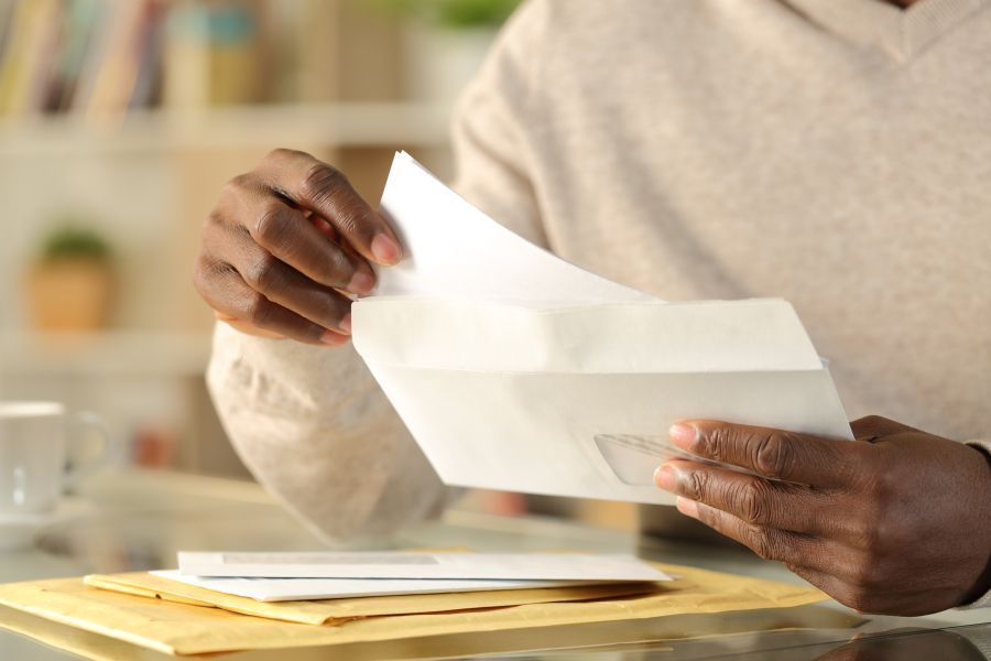 Mains ouvrant une lettre