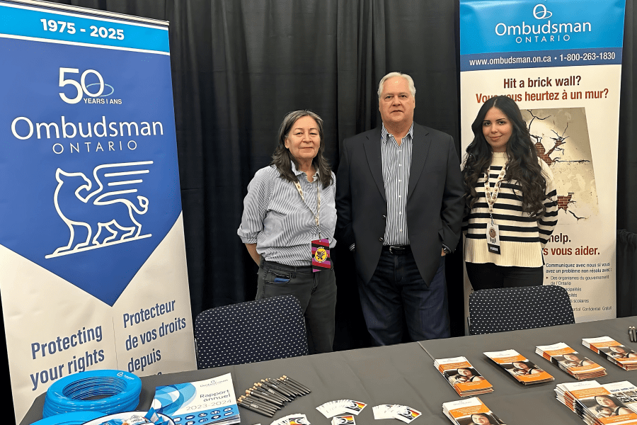  Le personnel et l'ombudsman lors d'un événement public