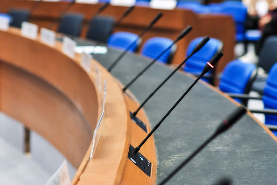  Salle de réunion avec tables et microphones individuels
