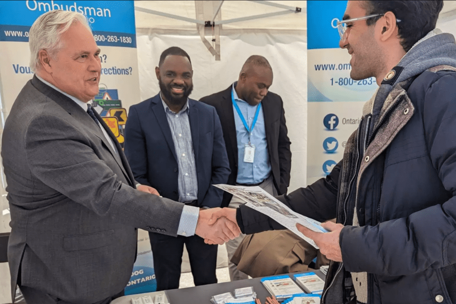 Ombudsman rencontre le public lors d'un événement