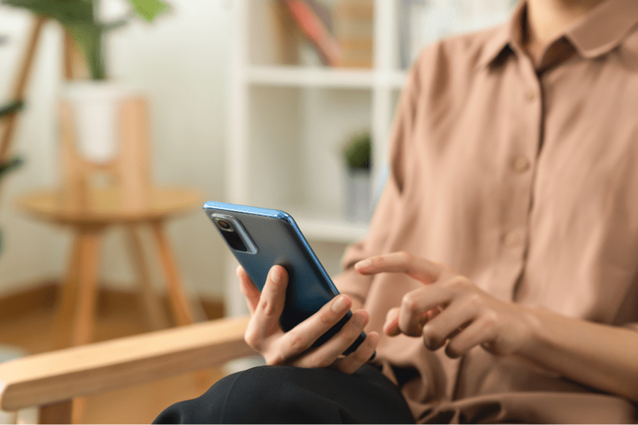 Personne tapant sur un smartphone