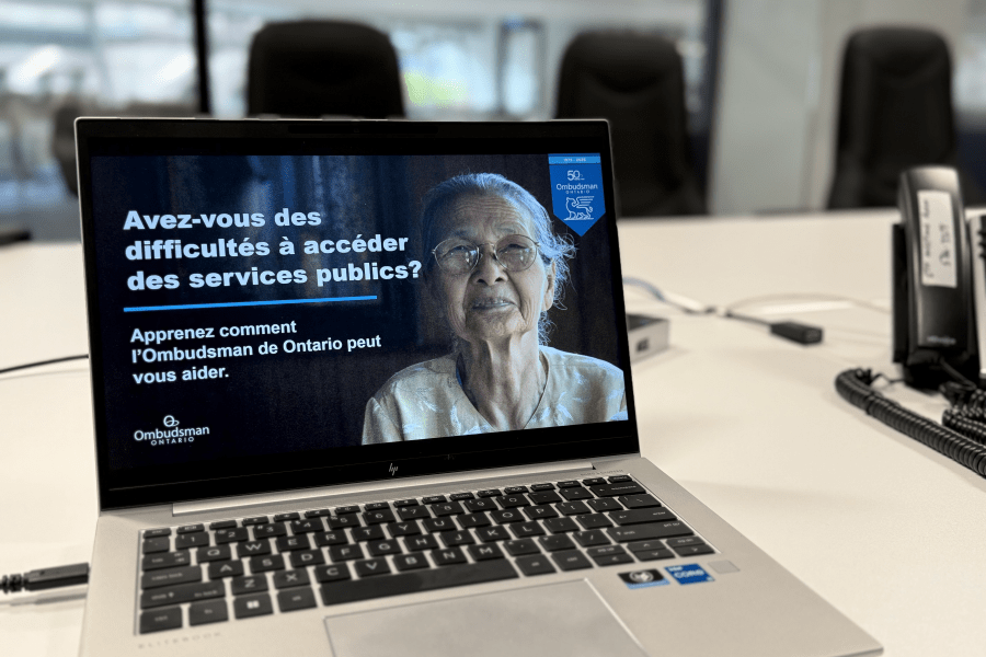 Un ordinateur portable avec une présentation.