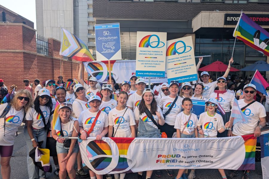 L'équipe Ombudsman avec ami(e)s et familles à Fierté Toronto 2025